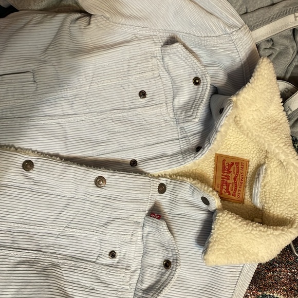 Pretty Levi Jacket
It’s an Xsmall but fits like s/m - Picture 9 of 9